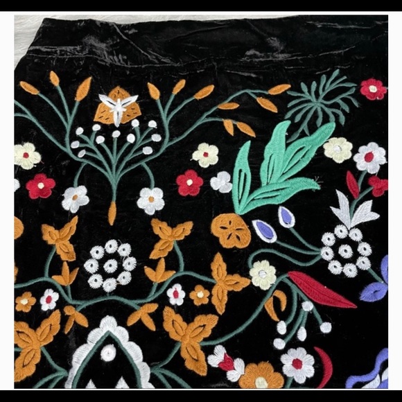 Romeo & Juliet black Velvet skirt Embroidered Floral S - Picture 2 of 4